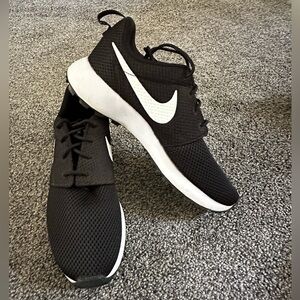 Nike Men’s Roshe G Next Nature Golf Shoes
Size M5/W6.5 - Worn 1 Time